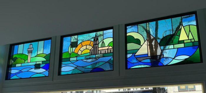 Bleiverglasung mit stilisierter St. Vituskirche