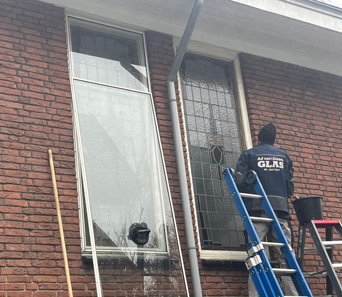 2 Bleiverglasungen restaurieren und isolieren