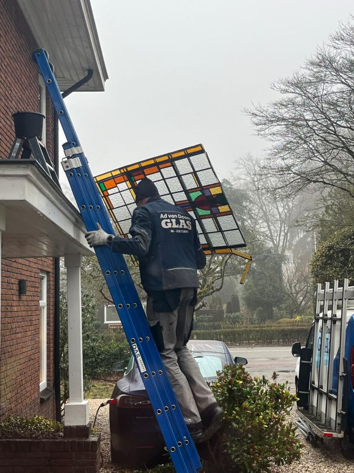 Alte Bleiverglasung werden ausgebaut