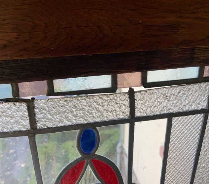 Bleiverglasung, durchgebogen und mit sichtbaren Sch&auml;den und Br&uuml;chen