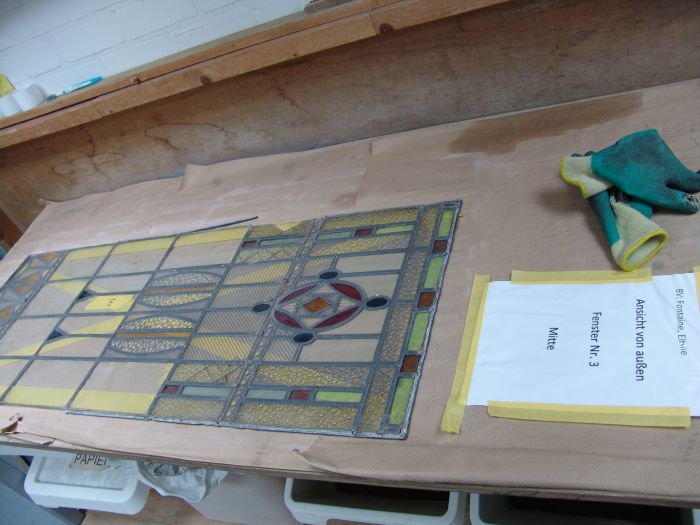 Bleiverglasung wird restauriert in der Werkstatt von AvD-Glas