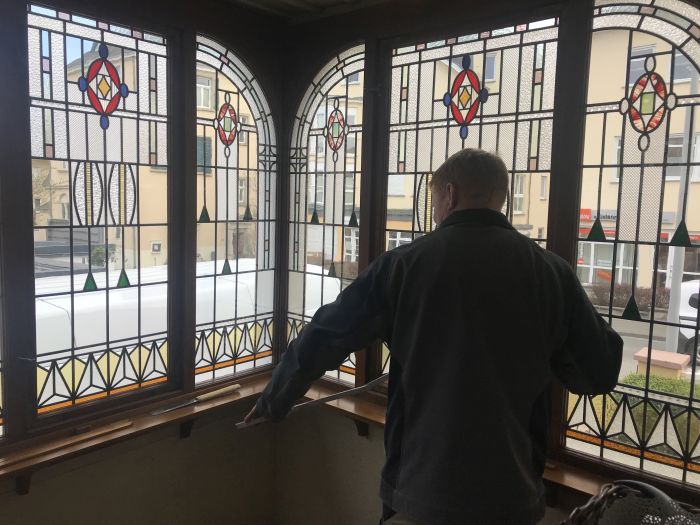 Isolierte Bleiverglasungen werden montiert