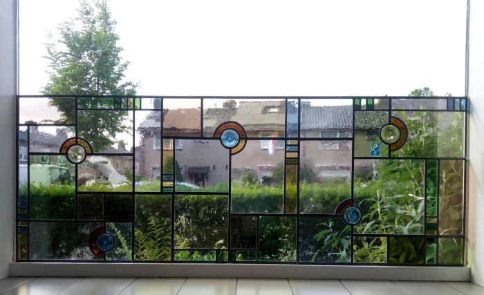 Bleiverglasung von innen gegen Isolierglas montiert
